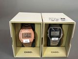 deux montres Casio posées dans une boîte sur une table