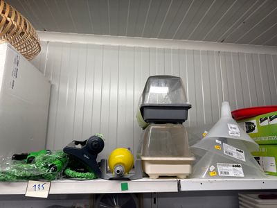 de nombreux objets posés sur une étagère dans une pièce