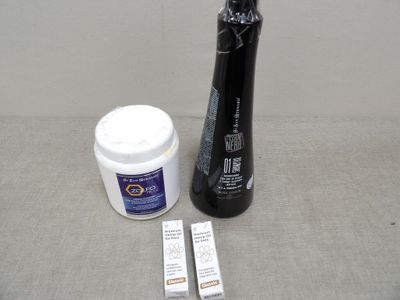 une bouteille de shampoing et un tube de dentifrice à côté d'un pot de dentifrice