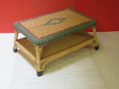 une petite table sur laquelle est posé un petit tabouret