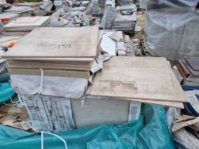 tout un tas de bric-à-brac entassé par terre