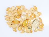 beaucoup de perles en cristal jaunes sur fond blanc