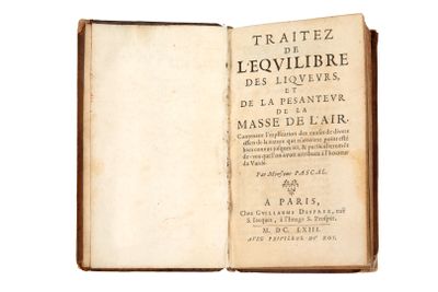 un vieux livre ouvert pour montrer le titre d'un poème