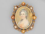 un portrait ancien représentant une femme parée de perles, dans un cadre en or