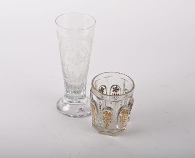 deux verres posés l'un à côté de l'autre sur une table