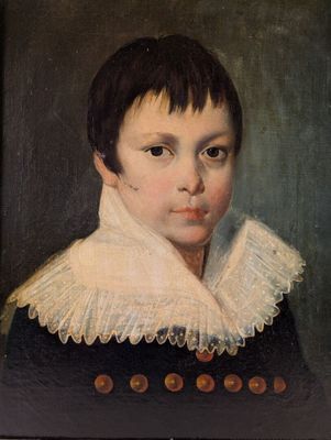 portrait d'un jeune garçon vêtu d'une robe noire à col blanc