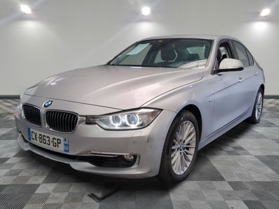 une photo d'une BMW argentée dans un showroom