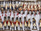 un grand nombre de soldats de plomb dans une boîte
