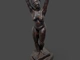 une image représentant une statue en bronze d'une femme, les mains posées sur la tête