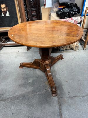 une table sur laquelle se trouve la photo d'un homme