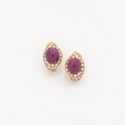 une paire de boucles d'oreilles en rubis et diamants