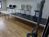 une pièce dans laquelle se trouvent plusieurs tables et chaises