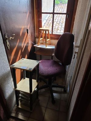 une chaise et une table dans une pièce dotée d'une fenêtre