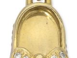 une image représentant un pendentif plaqué or orné d'un sac à main violet et blanc