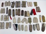 tout un tas d'objets métalliques de toutes sortes sur la table