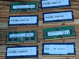 Plusieurs modules de mémoire sont posés sur une table en bois