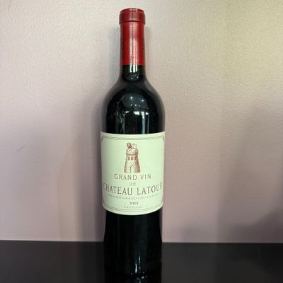 Bouteille de vin rouge Château Latour PAUILLAC 2001, conserv…