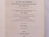 un livre ouvert sur une table blanche avec une photo en noir et blanc