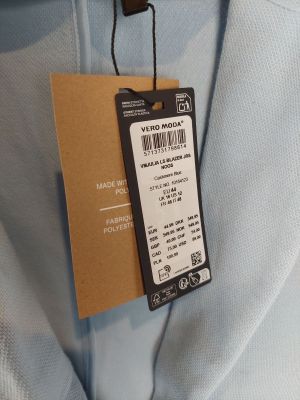 a label on a blue shirt that says video moka