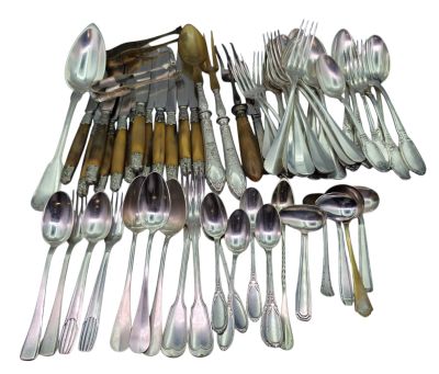 toutes ces cuillères et fourchettes qui se trouvent sur la table