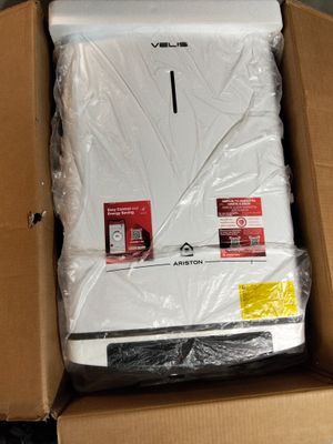 une boîte en carton contenant un ordinateur, posée sur une table