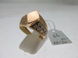 une image d'une bague en or avec des diamants sur une surface blanche