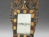 une image représentant un miroir posé sur un pied, sur lequel repose une tête d'homme
