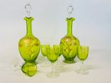 quatre verres à vin et une carafe sur la table