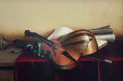 un tableau représentant un violon et une trompette posés sur une table