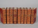 six vieux livres sont alignés sur une table