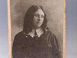 une vieille photo en noir et blanc d'une femme aux cheveux longs