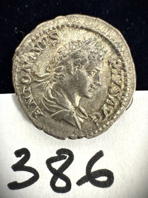 un gros plan d'une pièce de monnaie posée sur une feuille de papier