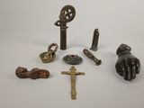 beaucoup de petits objets posés sur la table