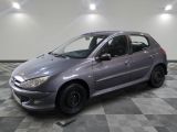 la photo d'une voiture argentée garée dans un garage