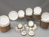 beaucoup d'assiettes et de tasses sur une table