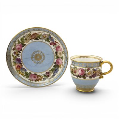 gros plan d'une tasse et d'une soucoupe sur une surface blanche