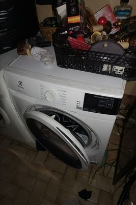 une machine à laver surmontée d'un panier