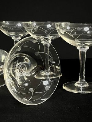 quatre verres à vin posés les uns à côté des autres sur une table