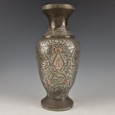 un vase en argent posé sur une table