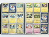 Il y a beaucoup de cartes Pokémon dans cette boîte.