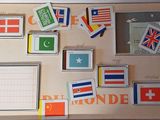 une photo d'une photo représentant une valise ornée de drapeaux