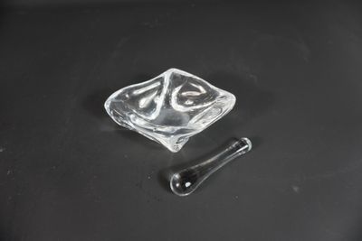 un gros plan d'un objet en verre posé sur une surface noire