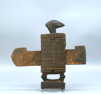 une image représentant une croix en bois surmontée d'un oiseau