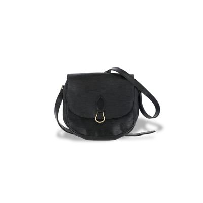 un sac à bandoulière en cuir noir sur fond blanc