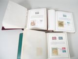 trois livres ouverts posés les uns sur les autres sur une table