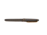 un stylo posé sur une surface blanche