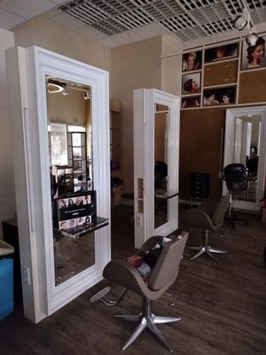 2 meubles miroirs éléctrifiés et 2 fauteuils de coiffage piv…