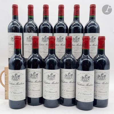 un groupe de bouteilles de vin posées sur une table