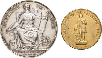Gros plan sur une pièce de monnaie surmontée d'une statue