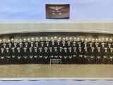 une vieille photo montrant un groupe d'hommes en uniforme posant pour une photo